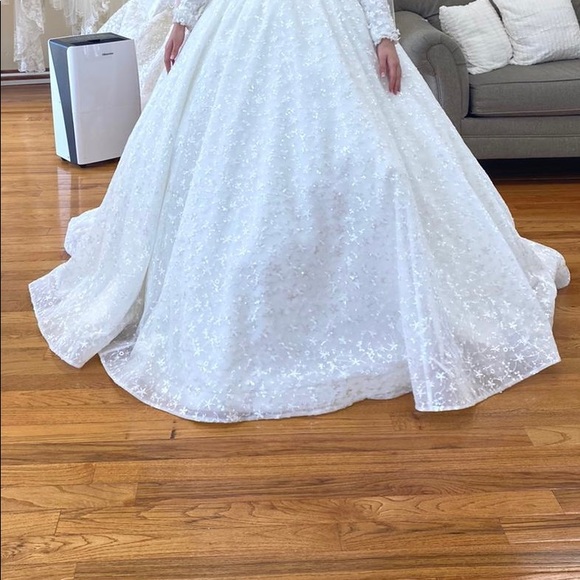 Beautiful wedding gown. - Picture 8 of 8